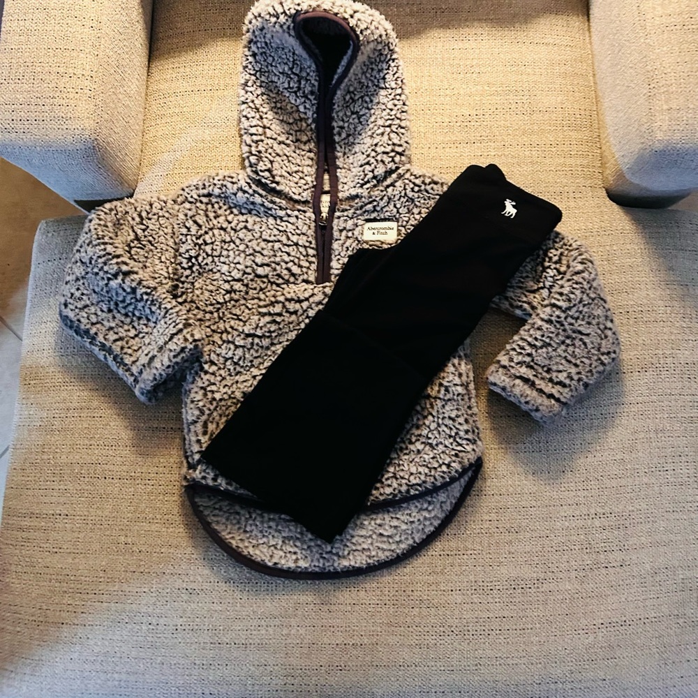 Girls Abercrombie 5/6 fleece jacket and pants. Both are 5/6. Awesome combination